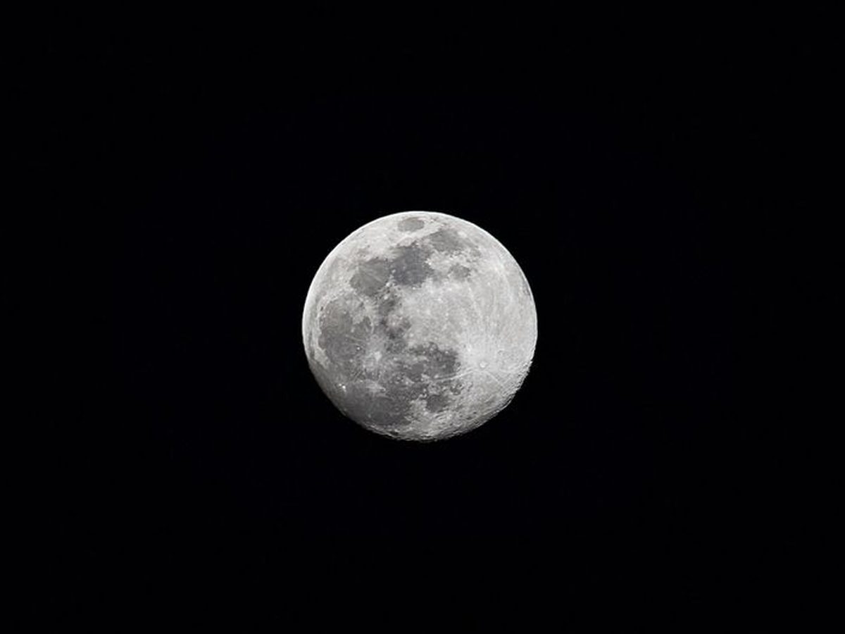 La luna llena en el cielo de noche