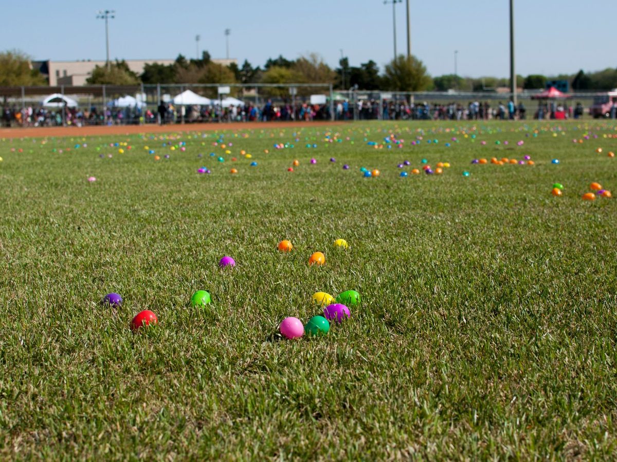 Huevos de Pascua de colores escondidos en la hierba