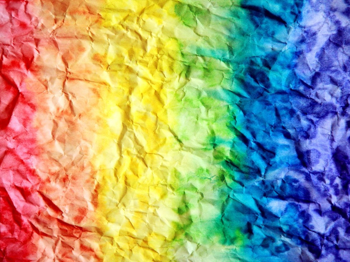 Tela arrugada con los colores del arcoíris