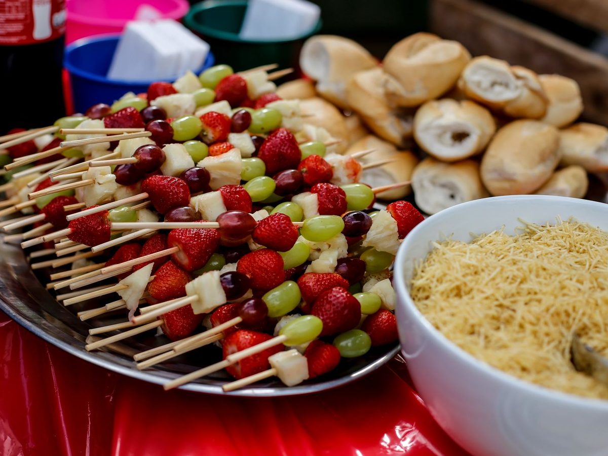 Brochetas de fruta de colores