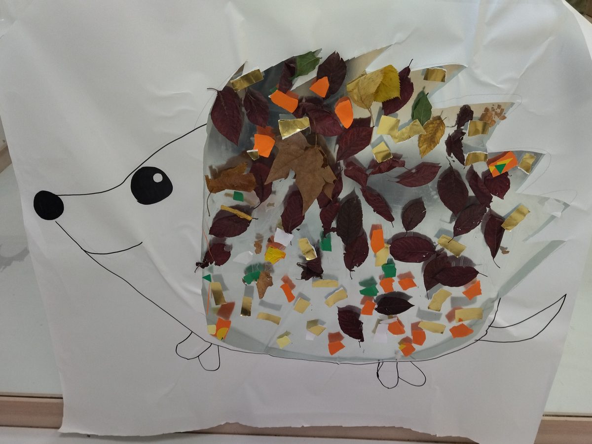 Erizo de papel con púas hechas de hojas de otoño