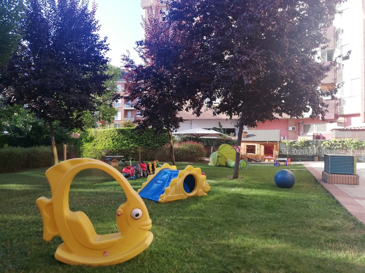 Jardín de Dreams con un gran pez amarillo de juego