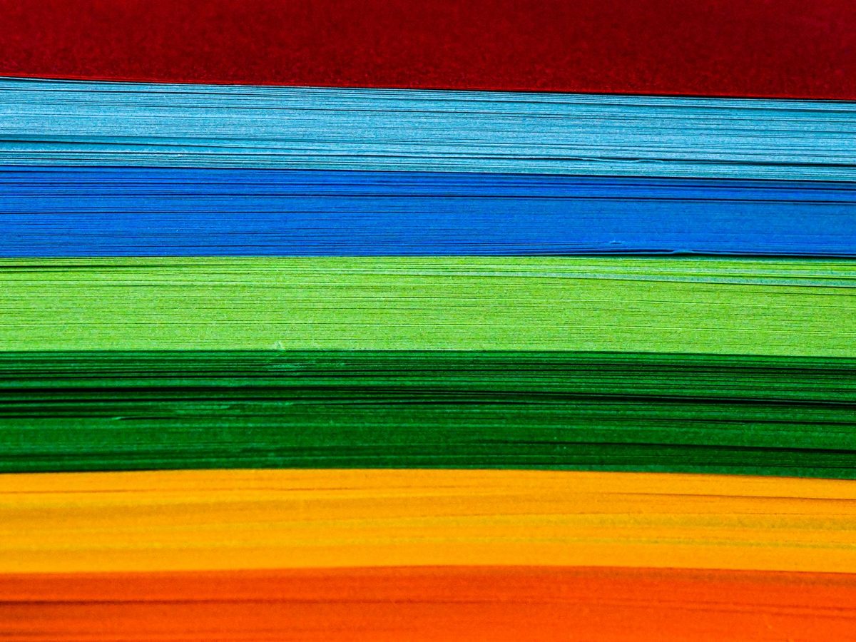 Papeles de colores ordenados como un arcoíris