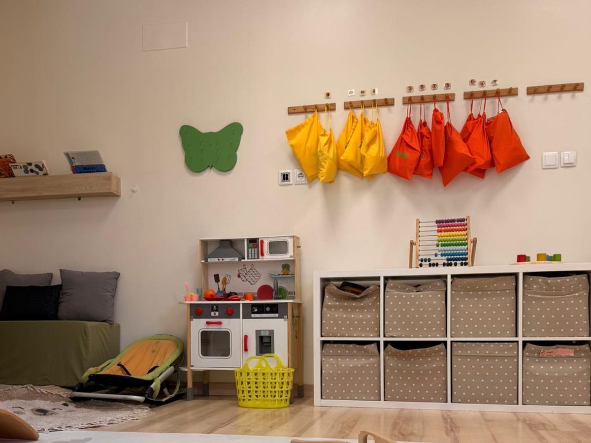 Aula de Dreams con juguetes ordenados en cestas y estanterías bajas