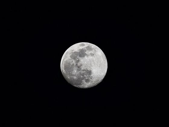 La luna llena en el cielo de noche