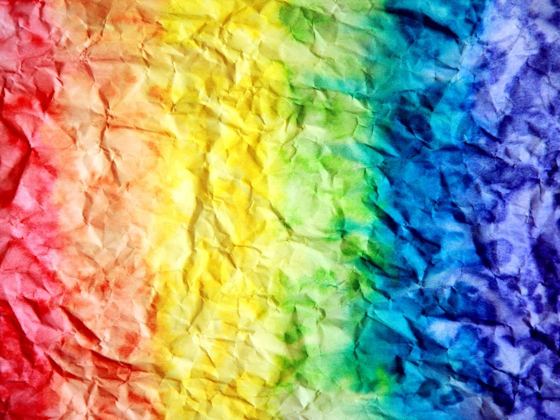 Tela arrugada con los colores del arcoíris