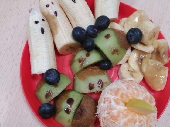 Plato con fantasmas de plátano, kiwi, arándanos y mandarina