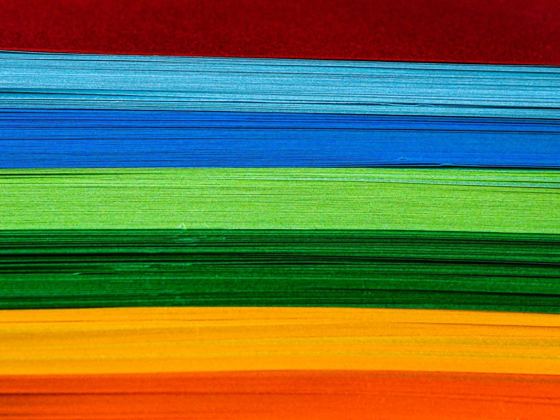 Papeles de colores ordenados como un arcoíris