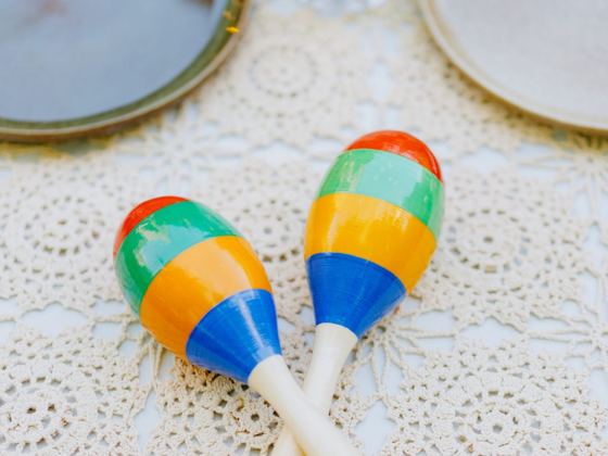 Dos maracas de colores